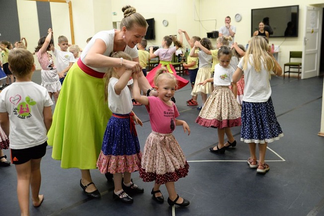 Néptánc- és hagyományőrző tábor a Kölyökvárban